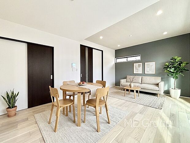 【リビング】ご家族の賑やかな話し声で包まれる明るいリビング ※家具はCGです