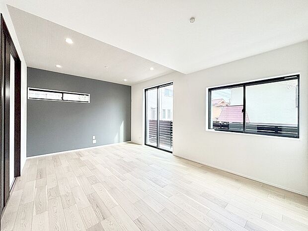 【ダイニング】アクセントクロスがお洒落なダイニング。家族でのんびりくつろげる広々スペース。