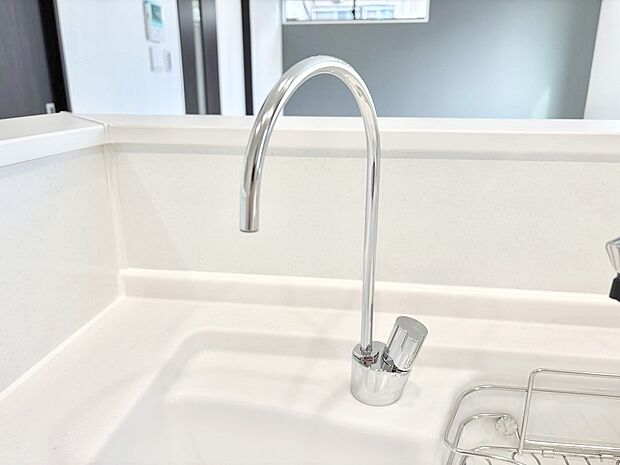 【その他設備(浄水器)】いつでも清潔なおいしいお水を。一つの水栓で水道水と浄水を使い分け。