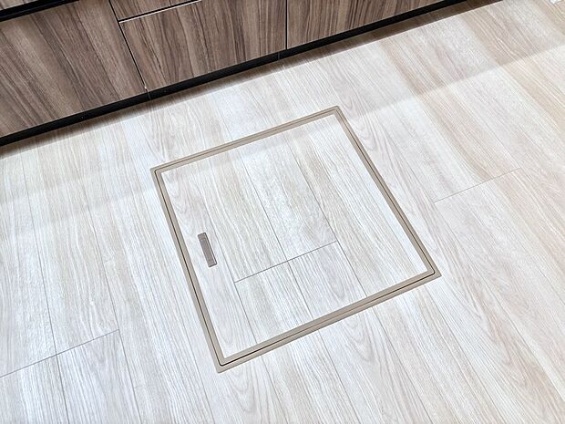 【その他設備(床下収納)】床下収納付き!日用品・非常用品の収納にも大活躍。