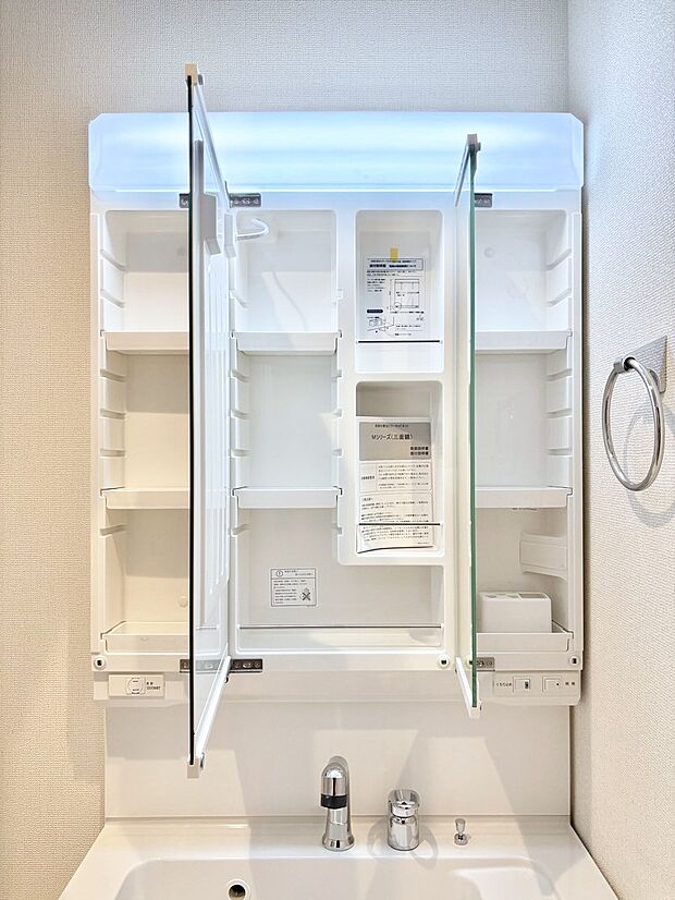 【その他設備(三面鏡裏収納)】三面鏡の裏に、化粧品や衛生用品などを収納可能。洗面台をすっきりと保ちます!