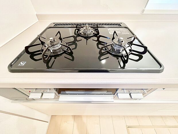 【その他設備(Ｓｉセンサーコンロ)】ガスコンロはＳｉセンサー搭載。火力調節や焦げ付き・消し忘れも防いでくれます。