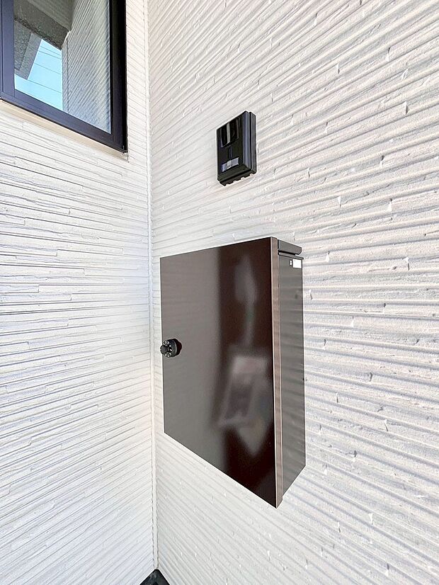 【その他現地】シンプルデザインのポスト。