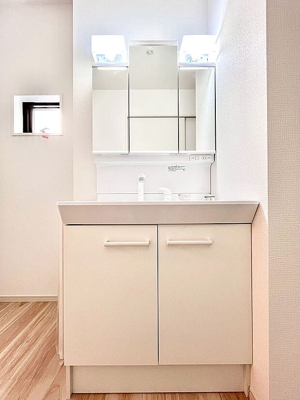 【洗面台・洗面所】大きく見やすい三面鏡で清潔感ある洗面台は、身だしなみチェックや肌のお手入れにおすすめです。