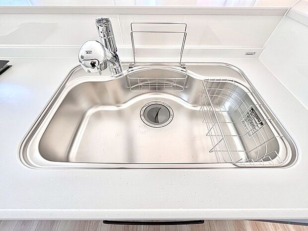 【その他設備(シンク)】広々としたシンクでお料理やお皿洗いもラクラク快適に！