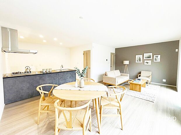 【リビング】家族の和やかな会話が聞こえてきそう。開放感のあるリビングです。※家具はCGです  