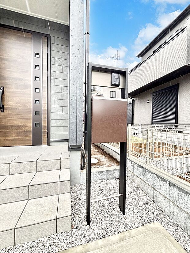 【その他現地】シンプルデザインのポスト。