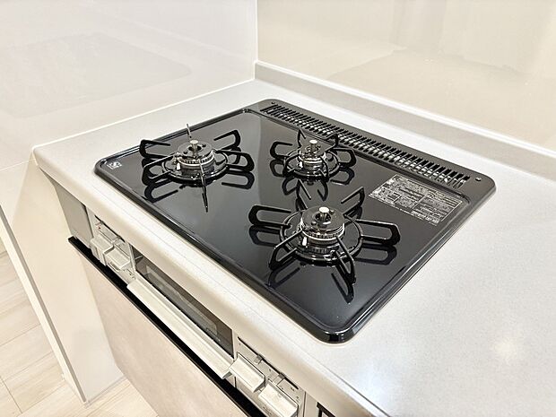 【その他設備(Siセンサーコンロ)】ガスコンロはSiセンサー搭載。火力調節や焦げ付き・消し忘れも防いでくれます。