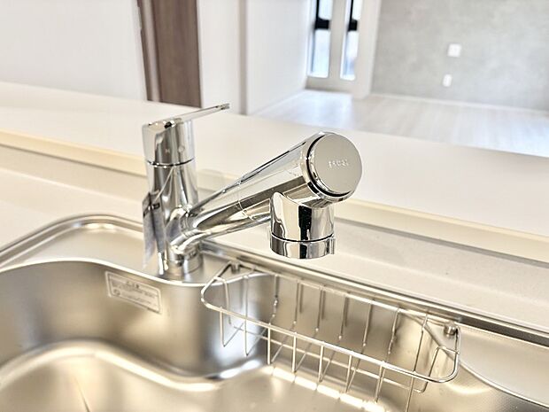 【その他設備(浄水器)】いつでも清潔なおいしいお水を。一つの水栓で水道水と浄水を使い分け。