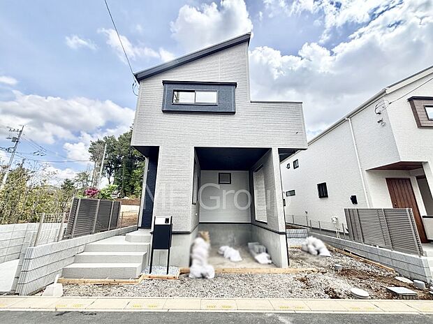 【現地外観写真】洗練された外観、上質な住空間が広がる室内は永く安心して過ごせる住居です。