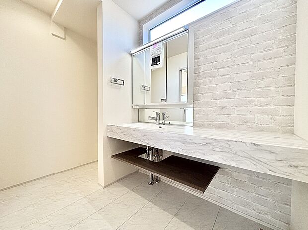 【洗面台・洗面所】大きく見やすい三面鏡で清潔感ある洗面台は、身だしなみチェックや肌のお手入れにおすすめです。