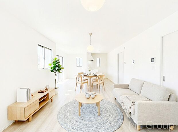 【リビング】ご家族の賑やかな話し声で包まれる明るいリビング  ※家具はCGです