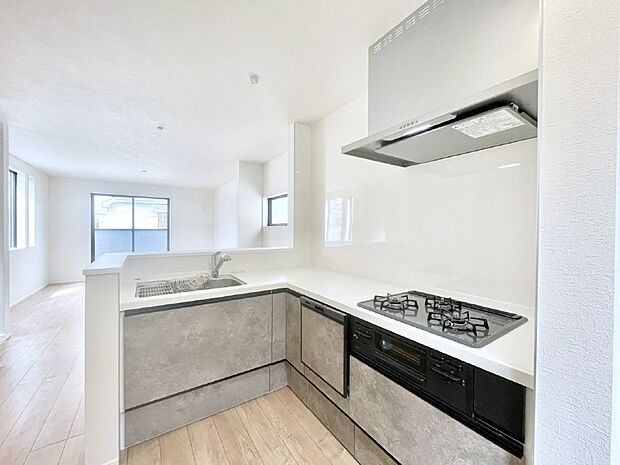 【ダイニングキッチン】リビングで遊ぶお子様を見守りながらお料理ができる対面キッチン。