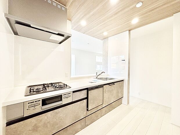 【ダイニングキッチン】料理をしながらご家族との会話を楽しめる対面カウンターキッチン