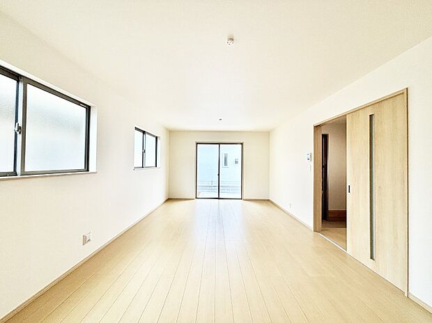 【リビングダイニング】大きな窓からたっぷりの陽光と風を感じられるリビング