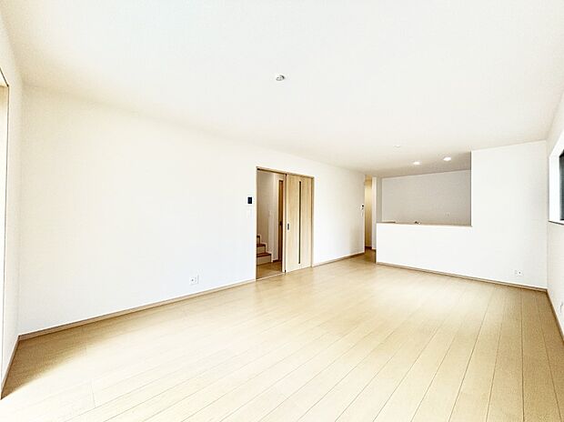 【ダイニング】家族の笑顔が自然と生まれてくる、そんな雰囲気のダイニングに仕上がっています。