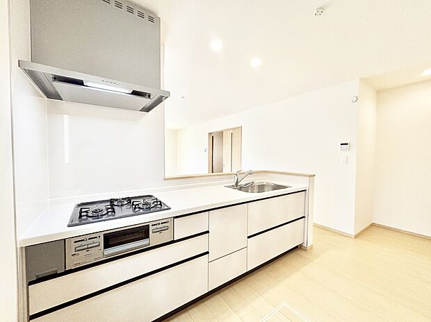 【ダイニングキッチン】カウンター越しに楽しいおしゃべり。いつものお料理がもっと美味しくなりそうですね。