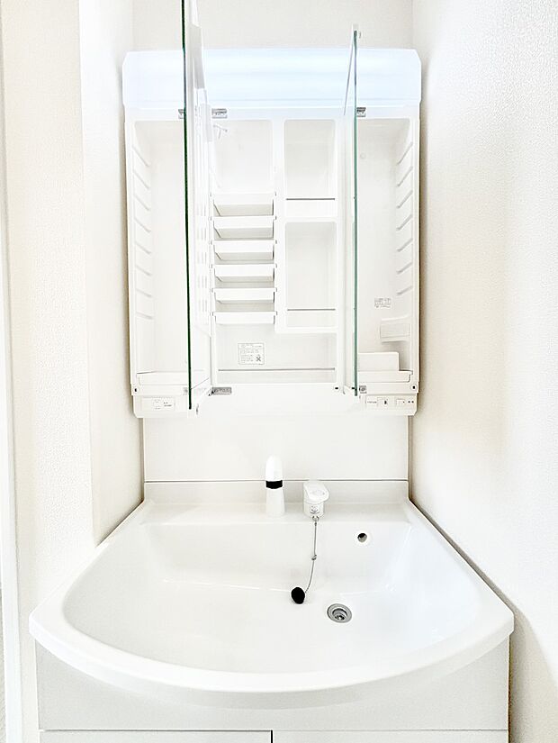 【その他設備(三面鏡裏収納)】三面鏡の裏に、化粧品や衛生用品などを収納可能。洗面台をすっきりと保ちます！