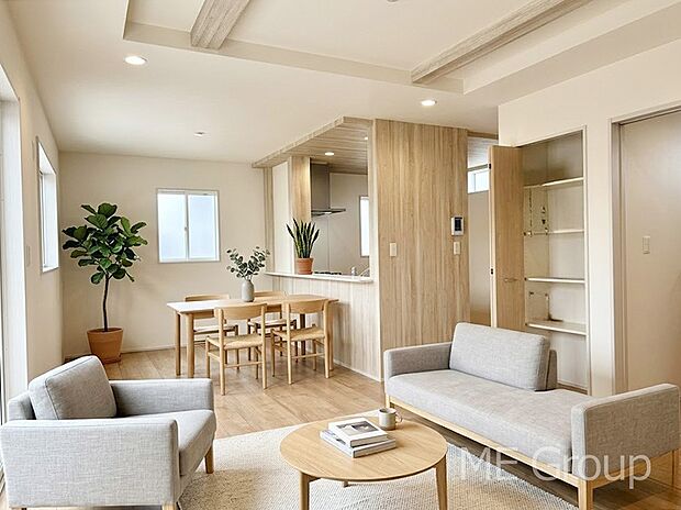 【リビング】ご家族の賑やかな話し声で包まれる明るいリビング  ※家具はCGです