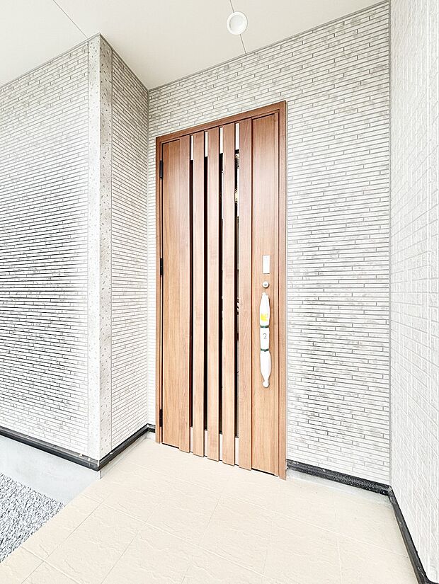 【玄関】玄関前は雨が降っても濡れにくい屋根付き