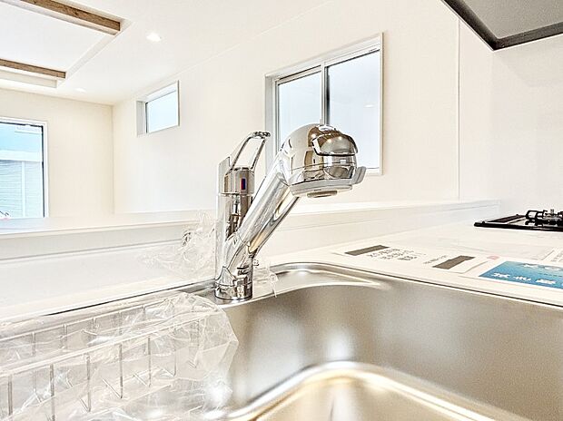 【その他設備(蛇口一体型浄水器)】いつでも清潔なおいしいお水を。一つの水栓で水道水と浄水を使い分け。