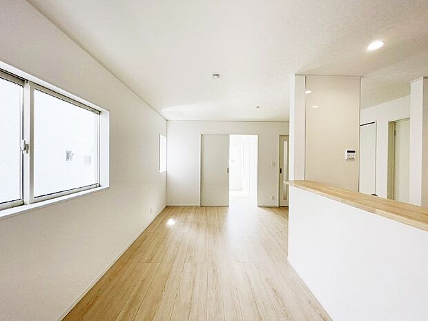 【リビングダイニング】たっぷりの陽光と風を感じられるリビング