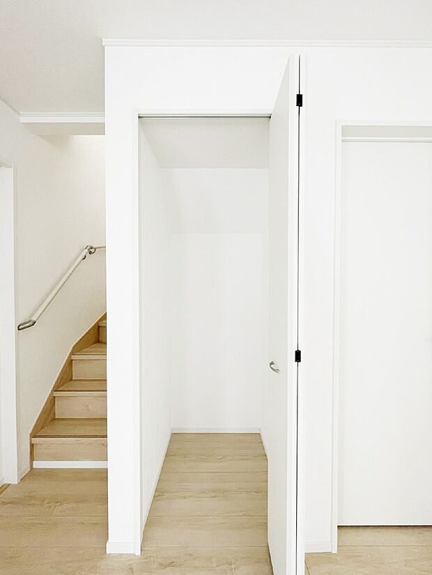 【その他設備(収納)】物が多くなりがちなリビングにうれしい収納