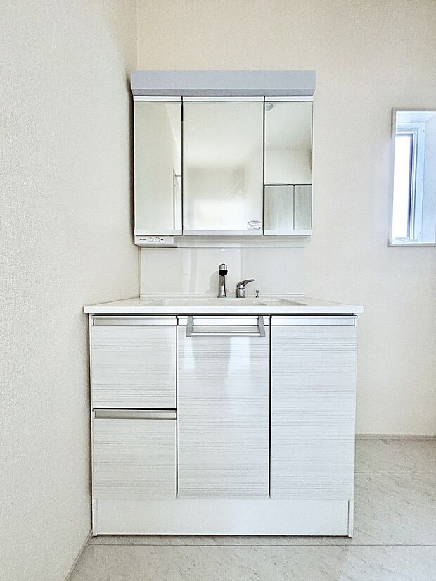 【洗面台・洗面所】大きく見やすい三面鏡で清潔感ある洗面台は、身だしなみチェックや肌のお手入れにおすすめです。