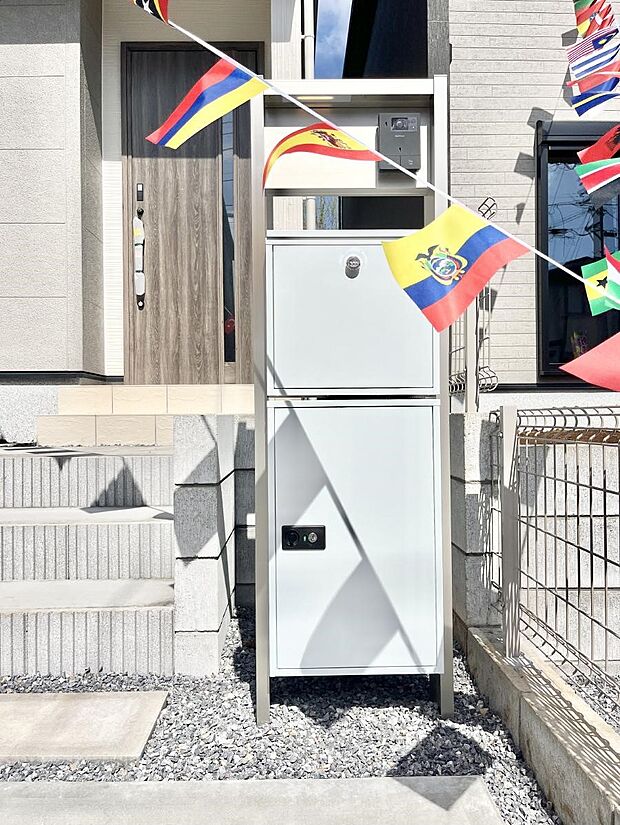 【その他現地】表札・インターホン・ポストをひとつに集約。エントランスになじむシンプルデザイン。