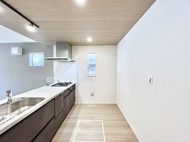 【ダイニングキッチン】爽やかな風が通り抜けるキッチン。窓があるので明るく換気にも役立ちます。