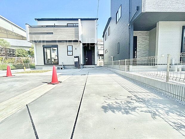 【駐車場】2台（車種による）駐車可！ご家族みんなの自転車も置ける広々カースペース。