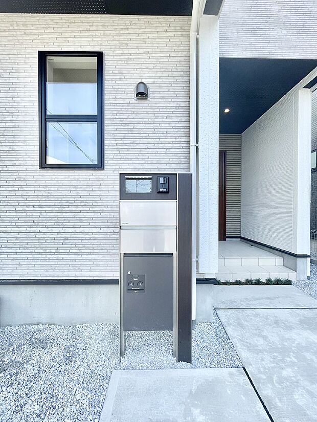 【その他現地】表札・インターホン・ポスト・宅配ＢＯＸをひとつに集約。エントランスになじむシンプルデザイン。