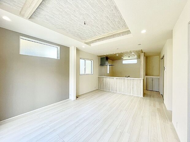 【ダイニング】アクセントクロスがお洒落なダイニング。家族でのんびりくつろげる広々スペース。