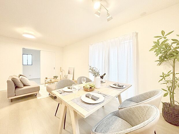 【リビングダイニング】明るい陽光が注ぎ、寛ぎの雰囲気に満たされるリビング・ダイニング。