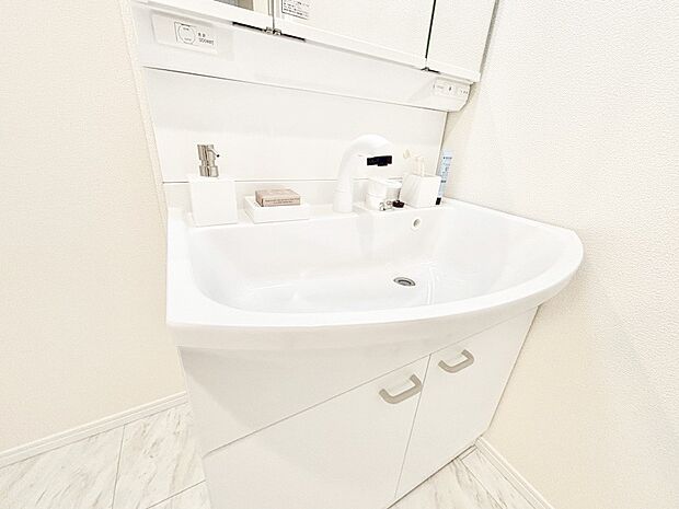 【その他設備(ハンドシャワー水栓)】ハンドシャワー付き!使いやすい洗面台。