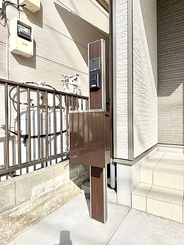 【その他現地】シンプルデザインのポスト。