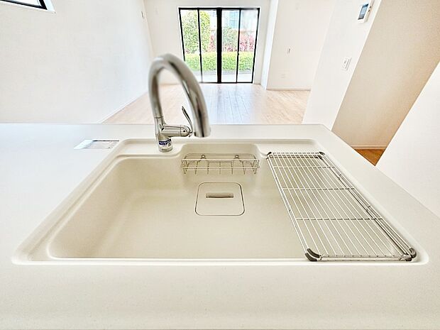 【その他設備(シンク)】広々としたシンクでお料理やお皿洗いもラクラク快適に！