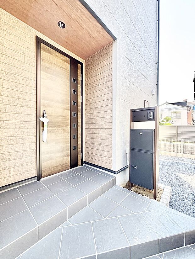 【玄関】玄関前は雨が降っても濡れにくい屋根付き