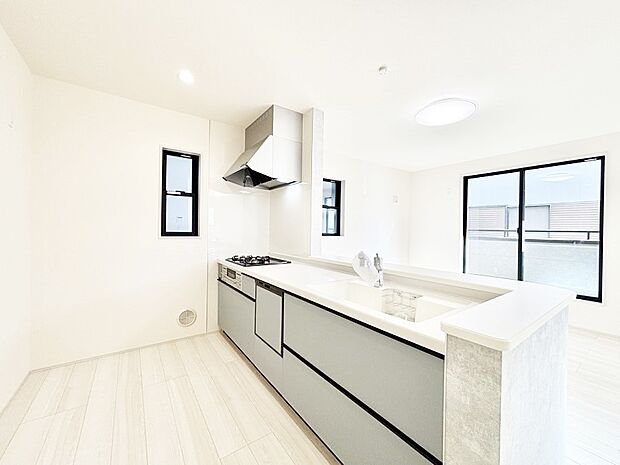 【ダイニングキッチン】料理をしながらご家族との会話を楽しめる対面カウンターキッチン