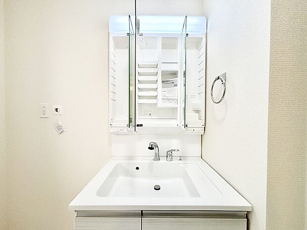 【その他設備(三面鏡裏収納)】三面鏡の裏に、化粧品や衛生用品などを収納可能。洗面台をすっきりと保ちます！