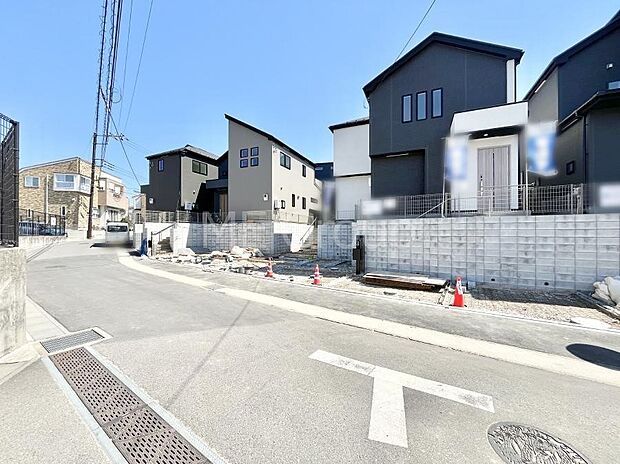 【前面道路含む現地写真】見通しの良さとともに、街並みに開放感を与えてくれます。