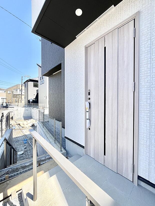 【玄関】玄関アプローチにはプランターを並べて季節の花でお客様をおもてなしできます。