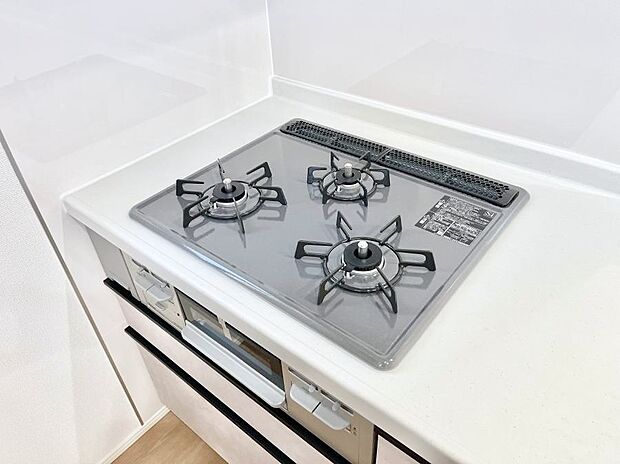 【その他設備(Siセンサーコンロ)】ガスコンロはSiセンサー搭載。火力調節や焦げ付き・消し忘れも防いでくれます。