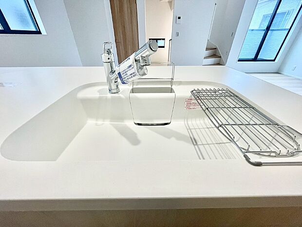 【その他設備(シンク)】広々としたシンクでお料理やお皿洗いもラクラク快適に！