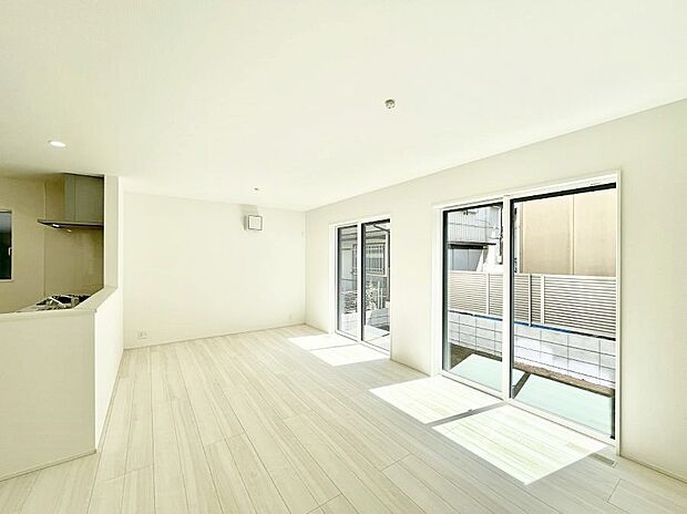 【リビングダイニング】大きな窓からたっぷりの陽光と風を感じられるリビング