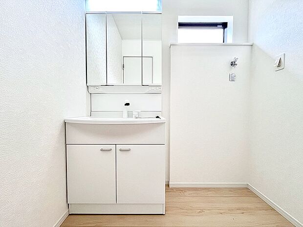 【洗面台・洗面所】大きく見やすい三面鏡で清潔感ある洗面台は、身だしなみチェックや肌のお手入れにおすすめです。