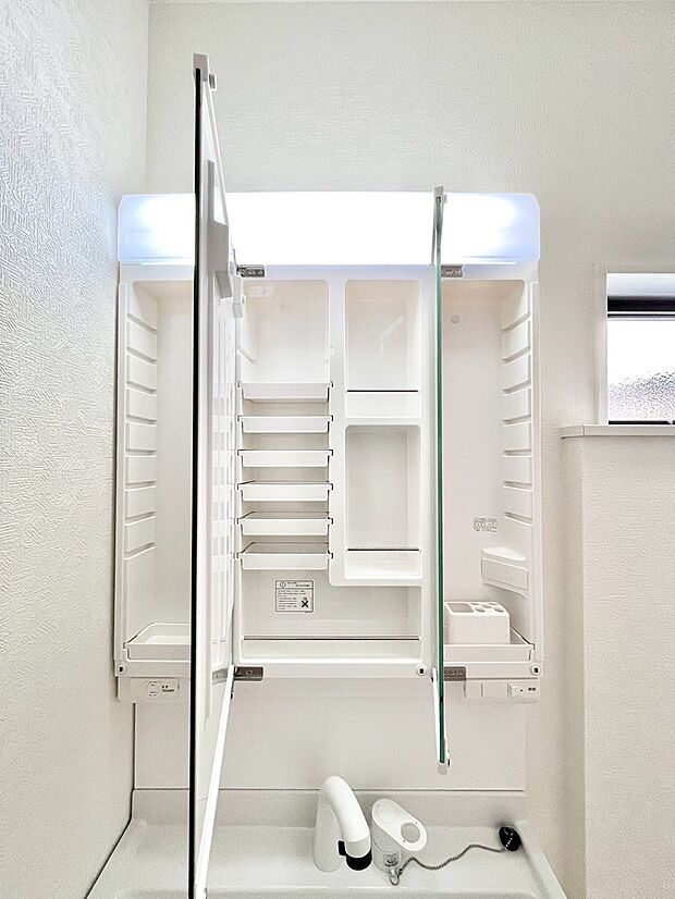 【その他設備(三面鏡裏収納)】三面鏡の裏に、化粧品や衛生用品などを収納可能。洗面台をすっきりと保ちます！