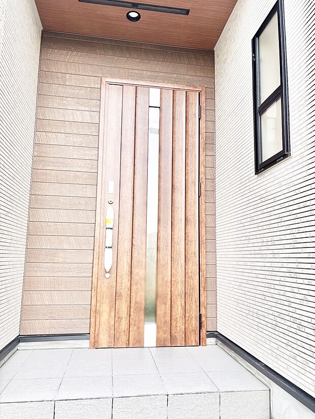 【玄関】住まいの顔を演出する、玄関ドア。