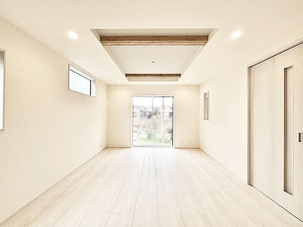 【リビングダイニング】大きな窓からたっぷりの陽光と風を感じられるリビング