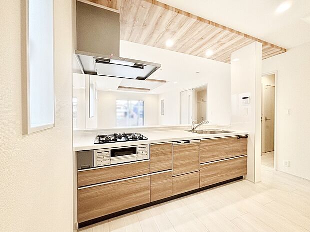 【ダイニングキッチン】カウンター越しに楽しいおしゃべり。いつものお料理がもっと美味しくなりそうですね。